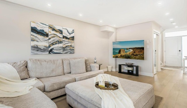 Pristine Pet & Smoke Free 4-Bedroom home near Canada's Wonderland