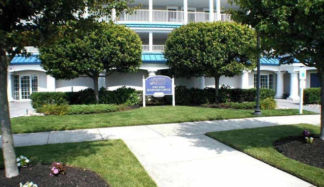 Pristine second floor interior unit!