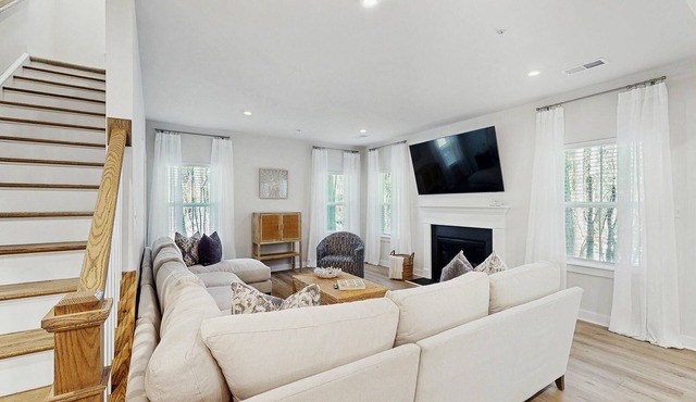 Pristine single family home w/pool & clubhouse access, patio, central AC & WiFi