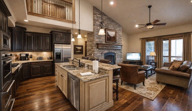 Pristine Ski Mountain Escape-Hot Tub , AC! Short Drive to Deer Valley Gondola!