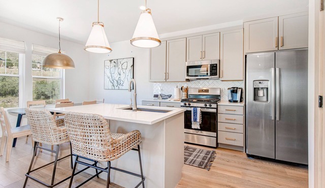 Pristine three-level townhouse with private hot tub, washer/dryer - dog-friendly