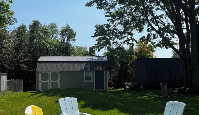 Pristine two bedroom cottage with everything you need. Minutes to beach!