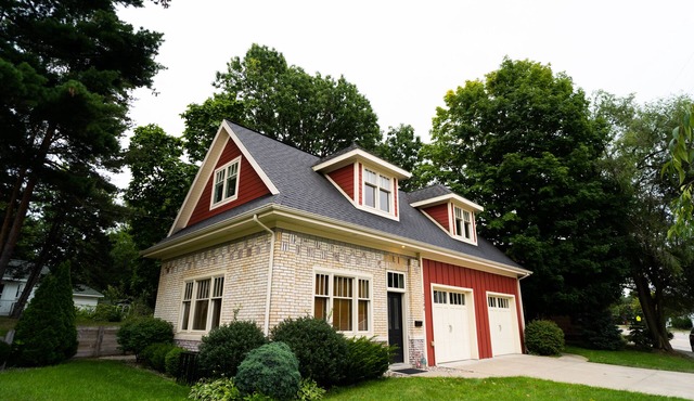 Pristine Two bedroom getaway near Lake Express Ferry & Lake Michigan