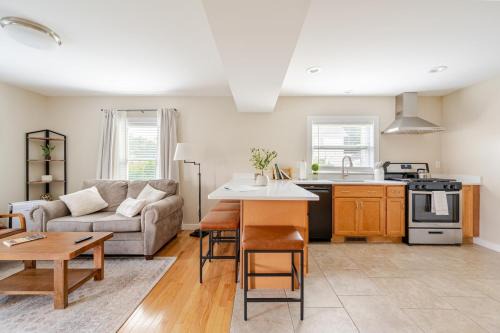 Pristine Walkable Downtown 2BR Apartment