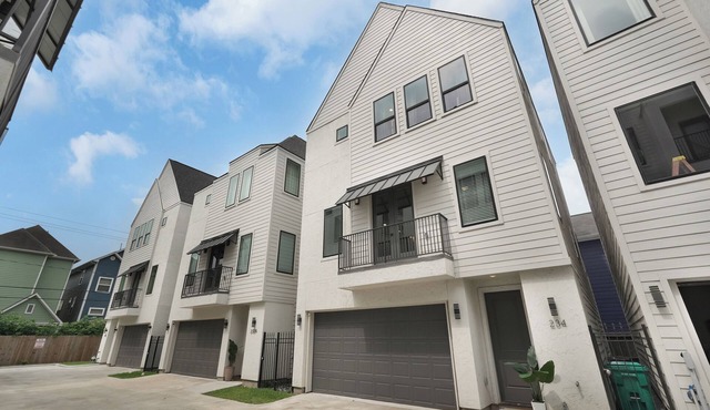 Priv 3BR + 4BA Home w/Movie Room & FREE Parking