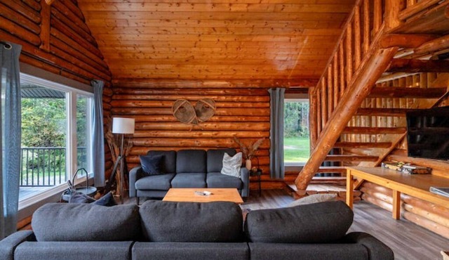 Private Chalet with Hot Tub & Nature Trails