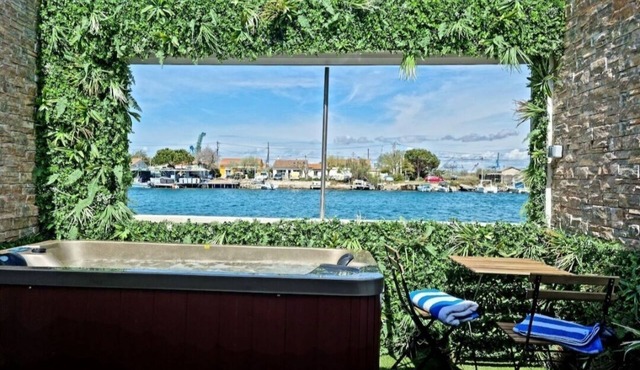 Private Jacuzzi with sea view - quiet, cosy suite