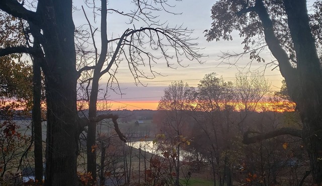 Privacy and breathtaking views on the highest point in Daviess County! So cozy!