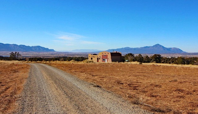 Privacy and Views, Pet-Friendly couples' retreat close to Phil's World