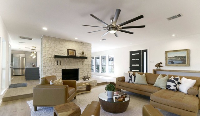 Privacy & escape 30 minutes from Austin w/access to 14 miles of wooded trails.