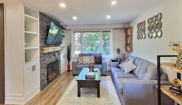 Privacy in the heart of Barrie! The waterfront is a few minutes away 🐟🚤⛵️🏖🚏🍹