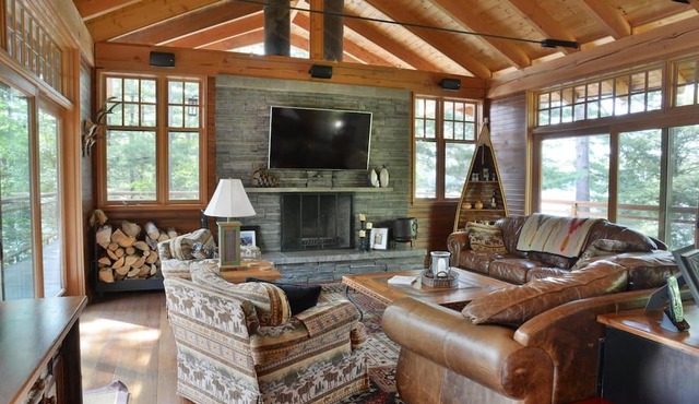 Privacy! Lake Rosseau! A Natural Muskoka Beauty! Sleeps 15! 5 Bath!