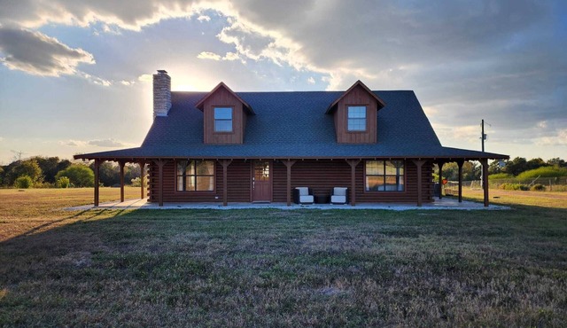 Privacy, peace, and beauty on 15 acres. Charming cabin with AC and WiFi.