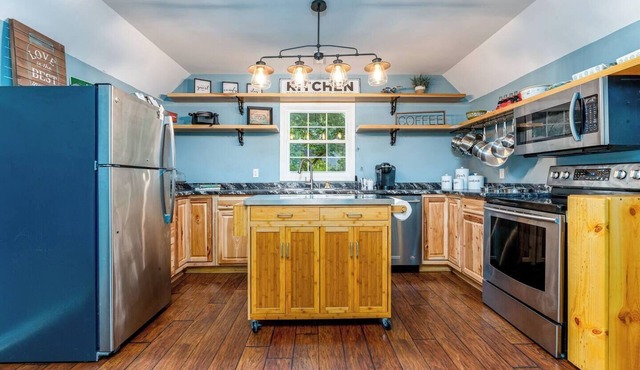 Privacy with King Bed+Kitchen 30 Min To Nashville!