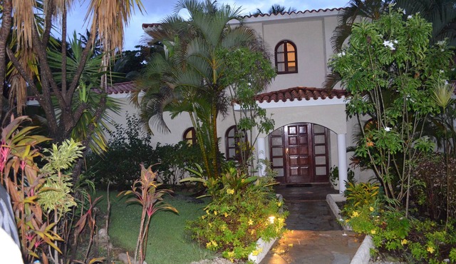 Private 5 BR Villa Getaway with Resort Amenities