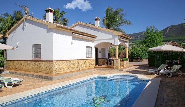Private villa, surrounded by orange trees, with swimming pool, 10 minutes from the center.