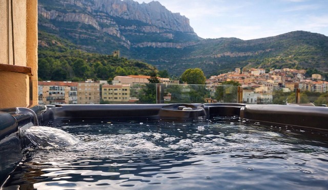 Private penthouse with jacuzzi, terrace and Montserrat views