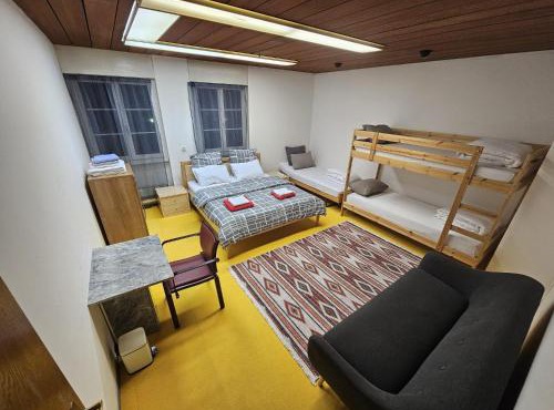 Privat Grosse Zimmer, Mars, mit gemeinsamer Küche und Bad in Altstadt Chur