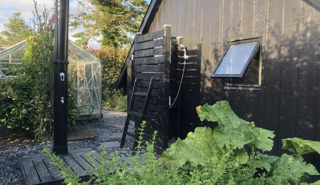 Privat sommerhus + anneks på en stor grund lukket grund, med grill, bålplads mv