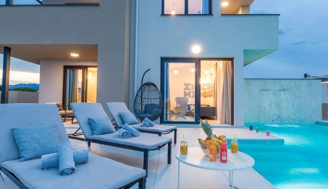 Privat Villa with Infinity Pool and Sea View