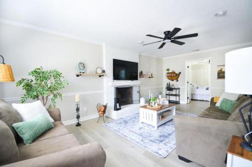 Private 1 Acre Homestead with Spa, Gym, Firepit, Chickens and More