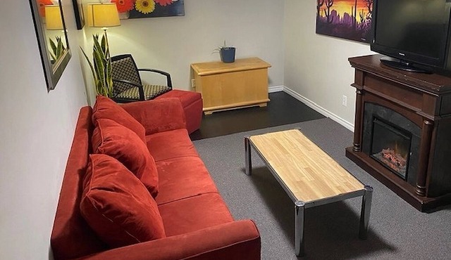 PRIVATE, 1 BDM APT Sleeps 2 . NEAR AIR, TRANSPORT, SHOPS. Quiet nites.