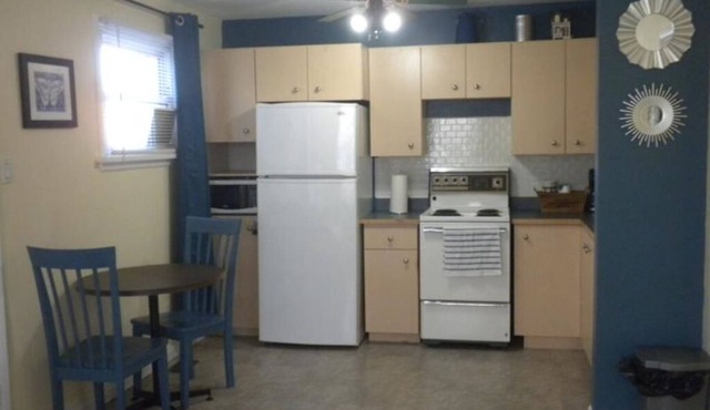 Private 1 BDR Cottage on Scenic Riverside Sleeps 4. 10 Minutes From Airport.