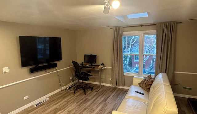Private 1 bed/1bath w in-unit laundry in Jefferson Park!