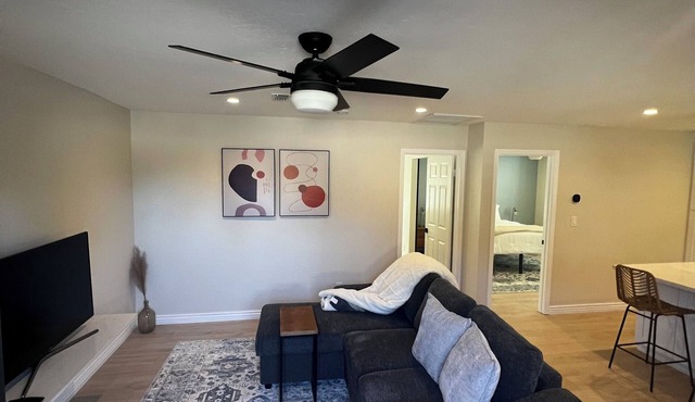 Private 1 bedroom, 1 bathnIn-unit Washer-Dryer