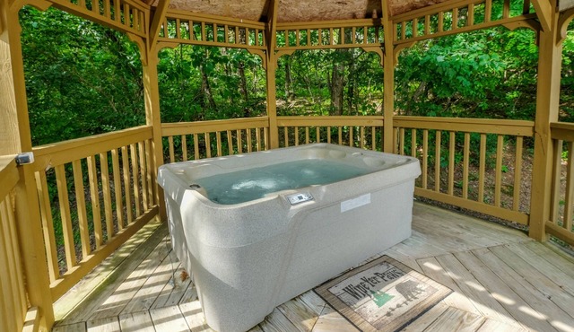 Private 1 Bedroom Honeymoon Cabin, Back Yard with Hot Tub on a Gazebo!