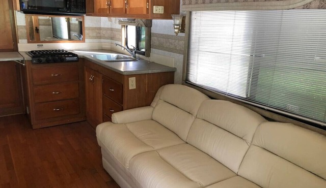 Private 1-bedroom RV with full hookups and direct bus to NYC Manhattan only 2 blocks away
