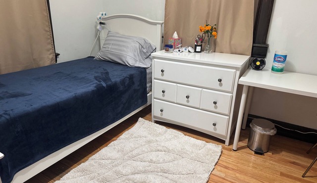 Private 1 bedroom & shared bath in Victorian 1920 Kensington house.