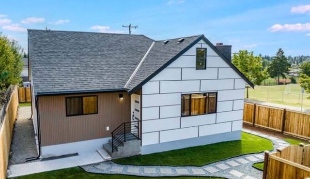 Private 1 BR Apt near the Beach, Airport, and quick commute to Downtown Seattle