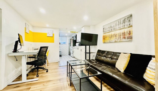 Private 1 BR Suite near U of W