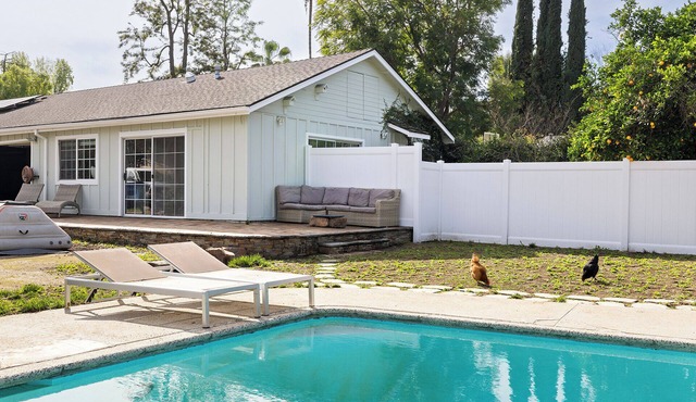 Private 1 BR Walnut Acres Ranch in Woodland Hills w/Pool