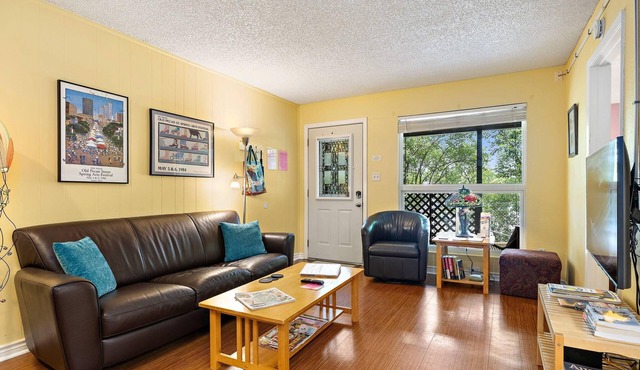 Private, 1 King bed, Patio; .33 mi to Zilker Park/Barton Springs, @2 mi to DT!