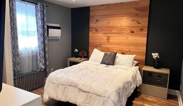 Private 1 room and bathroom access to pool table,Netflix,outdoors hot-tub,gazebo