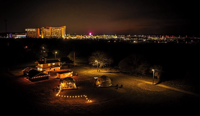 PRIVATE 10-BED CASINO RETREAT - 2 MINUTES FROM WINSTAR