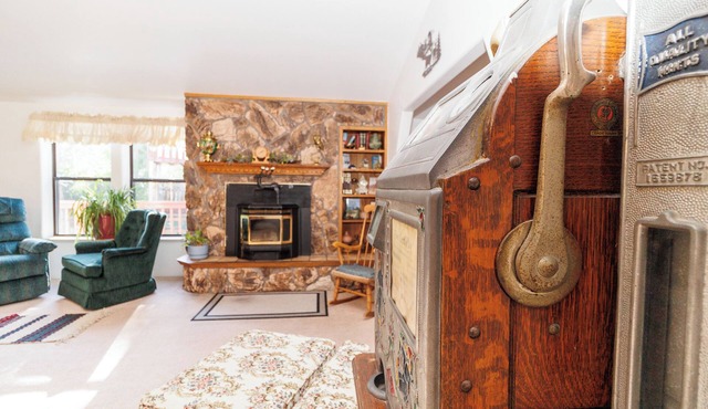 Private 10 room house W/7 beds! Safe, Secluded, Surrounded by creeks, & aspen.