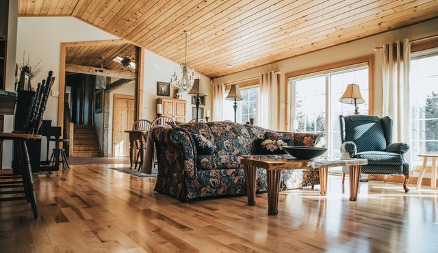 Private 11 acre property, hot tub, 3 minutes from town and minutes to beaches