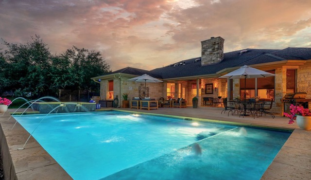 PRIVATE | 15 Beds | POOL | SPA |Bsktball | Pool Table |Close Downtown