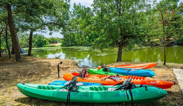 Private 180' Riverfront Oasis: Kayak, Fish & Relax