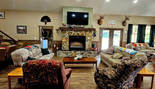 Private 19 Acre Lodge w/fire pit in the Heart of Elk Country. Sleeps 24+