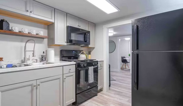 Private 1BDRM Home W/Garage