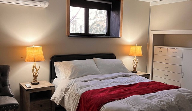 Private 1BR Apt, Two blocks from all arenas. Event parking included