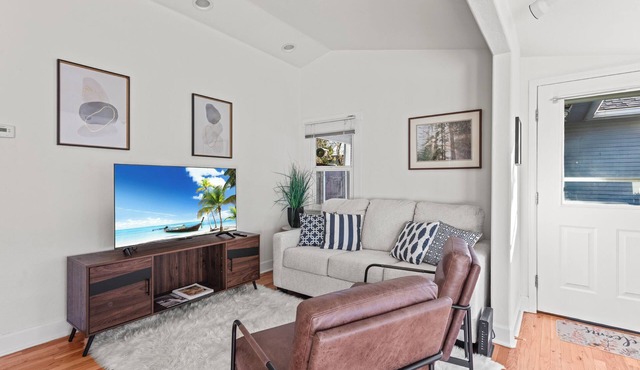 Private 1BR Cottage - Garage, WiFi, Walk to Craig