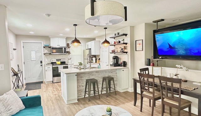 Private 1BR Cottage with City Views