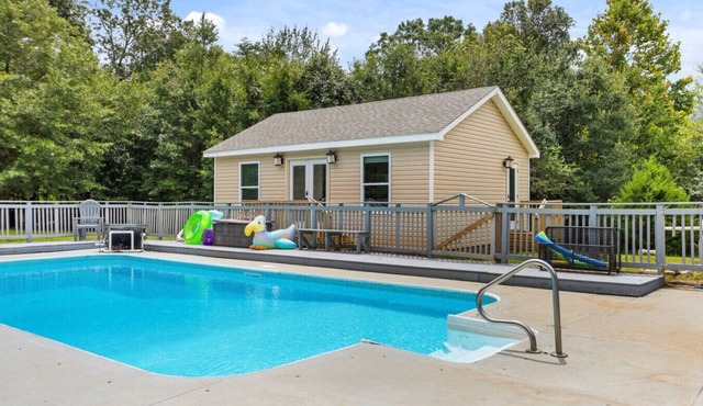 Private 1BR Guest House w/Pool & Kitchen