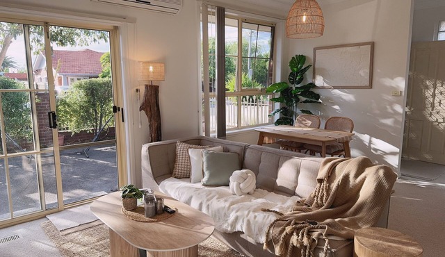 Private 1BR Home in Bentleigh Central · Walk to Station ·Full Kitchen & Netflix