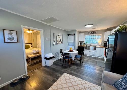 Private 1BR Retreat 10 Min to UT, Downtown, and Hospitals